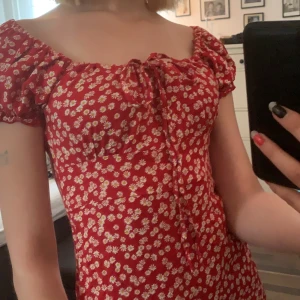 Blommig klänning  - Jättesöt liten blommig klänning, använd en gång. Köpt i en affär i Spanien. Lite för kort för mig. Frakt ingår