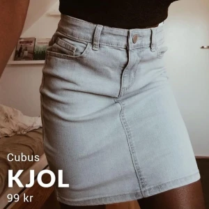 KJOL  - Väldigt stretchig. Aldrig använt förutom på bild. I väldigt fint skick. 