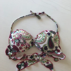 Bikinitopp - Jätte fin bikinitopp med pärlor från calzedonia som tyvärr inte passar mig längre, skulle tro att den passar någon med B-kupa. Nypriset var ca 5-600 och den är i fint skick! 