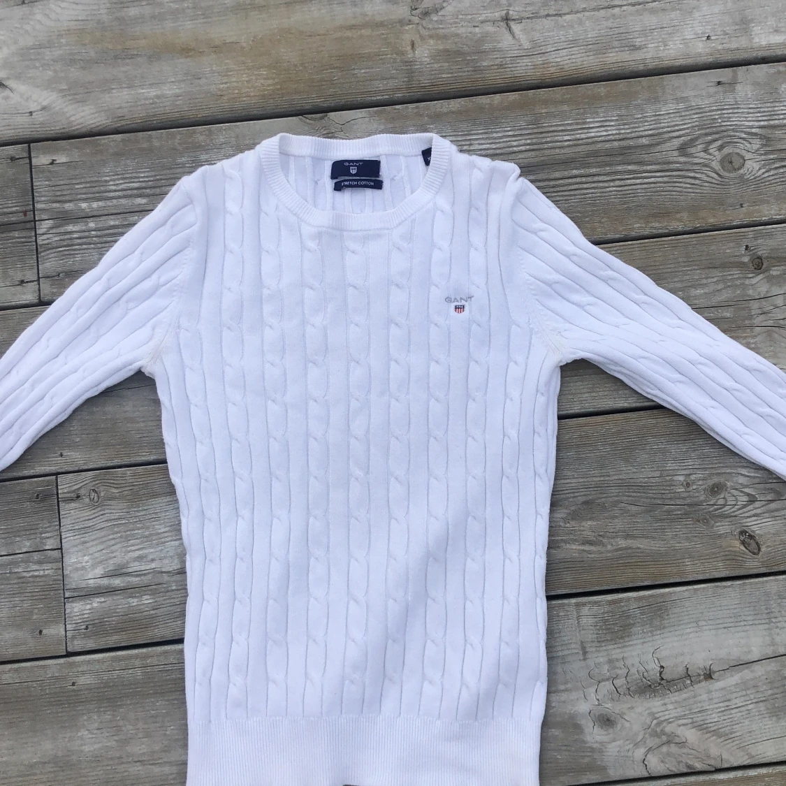 Vit kabelstickad gant