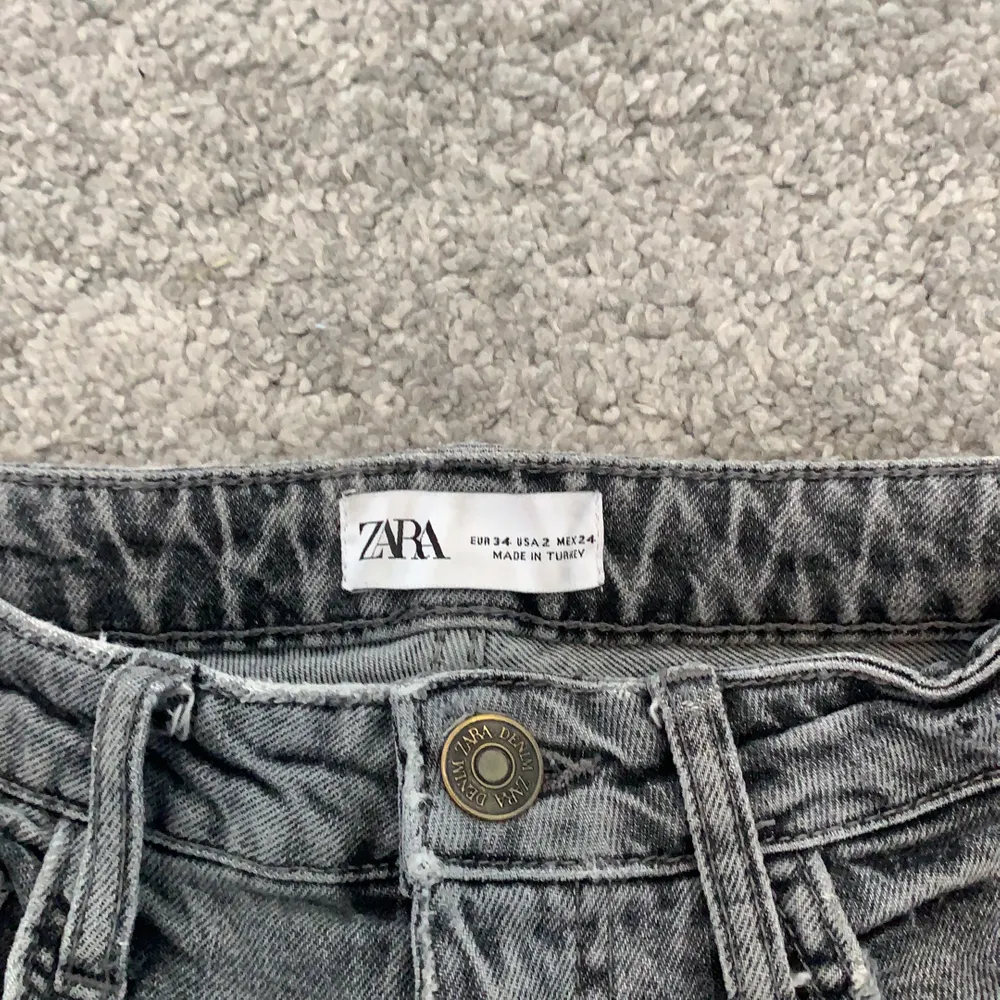 Grå, lite croppade jeans från Zara. Superfina, men är tyvärr för små.. Jeans & Byxor.