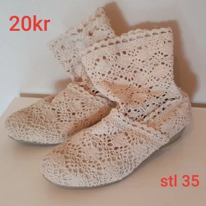 Tyg skor - "Virkade" skor ifrån Wish. Står stl 35 men känns som 36 väl på. Lite trånga att få på om man är hög i vristen. Endast provade inomhus.