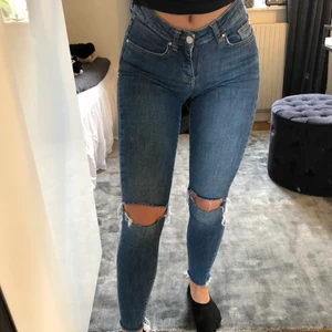 Blåa jeans - Säljer de perfekta blåjeansen med slitningar på knäna! Välanvända men det gör dem bara snyggare. Inget fel på, har bara blivit lite små för mig tyvärr;) Frakt tillkommer!