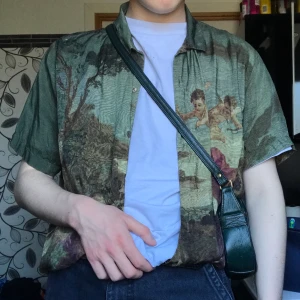 Skjorta med religöst motiv  - Skjorta med ”religöst” motiv! Använd ett fåtal gånger! Behöver strykas😉