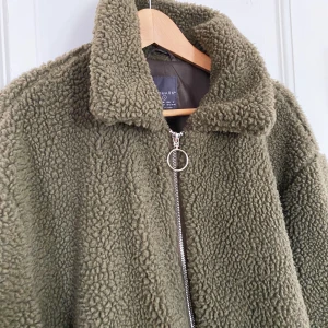 Militärgrön Teddy Jacka - Säljer denna mysiga jacka. Den är väldigt tjock och håller dig garanterat varm. Storlek L men jag som har 38/M vanligtvist har haft den oversized. Endast använd ett par gånger så den är i fint skick 💞 Frakt = 63:- Snälla endast seriösa köpare!! 