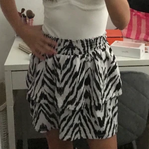 Kjol - Säljer en snygg kjol från ginatricot😃 säljer för att den ej kommer till användning🤗.