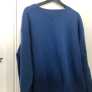 Mörkblå Sweatshirt  - Fin mörkblå (syns inte så bra i kameran) sweatshirt från Beyond retro. Väldigt bra skick! Frakt tillkommer 