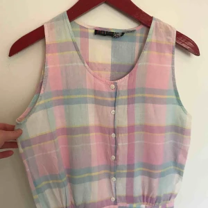  - Jumpsuit med hög midja. Köpt second hand. Har en liten fläck nertill på framsidan som inte går att få bort, men den syns inte så väl.