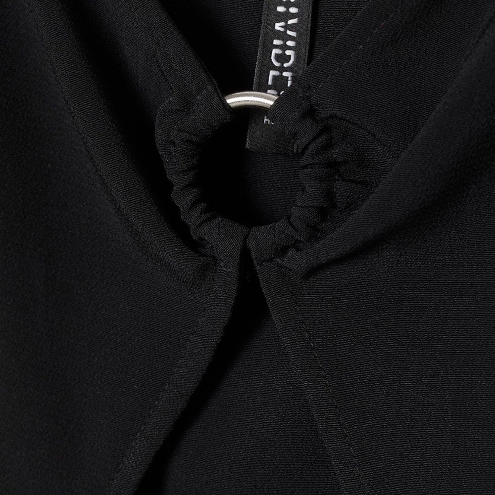En jättesnygg svart byxdress från H&M i storlek 32 med dragkedja i ena sidan, säljer den pga att jag inte kan ha den längre. Helt oanvänd med lappen kvar. Klänningar.