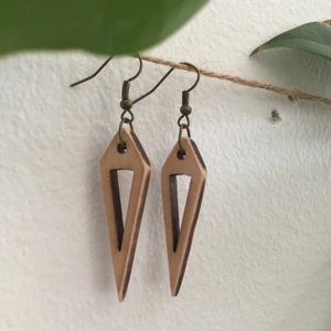 Handgjorda örhängen - Handgjorda örhängen gjorda av björkträ. Helt nya. lätt material som inte tynger ner. Gratis frakt