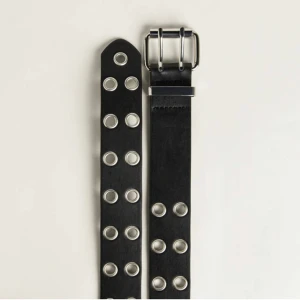 Skärp med hål från Bershka - Coolt skärp med hål från Bershka! Köpt förra året! Mäter ca 108cm. Finns ett hål som tyvärr tappat metallringen runt omkring, men annars superbra skick! Gratis frakt💕💕