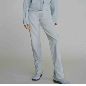 Zara jeans - Bud på 310 nu💕Ett par super snygga jeans från zara💕 fint skick💕 passar mig perfekt som är 167 BUDA