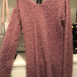 Lila stickad tunn klänning -  En stickad klänning gjort av ett härligt tyg   45 kr frakt tillkommer