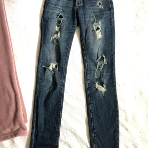 Slitna jeans  - slitna, hyfsat low rise jeans i storlek 25 (sitter som en storlek 34 i midjan skulle jag säga)💘 Använt några gånger så i begagnat skick, säljer endast pga för små för mig  Kan mötas upp i Örebro 