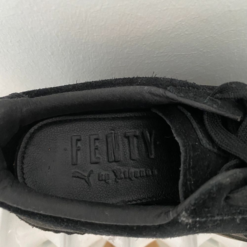 Fenty puma skor- knappt använda- säljer pga fel storlek- nypris: 1200kr ca🌞 -betalas via Swish- frakt ingår🌞. Skor.