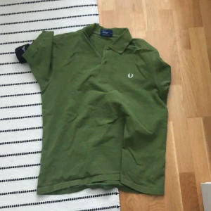 Fred perry piké storlek L - grön fred perry piké i bra skick 9/10  har bara använt den ett fåtal gånger. nypris är runt 800kr. Den är storlek L men sitter mer som M. frakten kostar 63kr med tracking😁💯