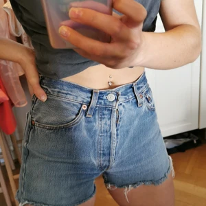 Levi's jeansshorts  - Superfina 501-or, som antagligen blivit shorts sen. Skulle behålla om de ej var för tighta.  Ej frakt, möts upp vid Stureplan eller Slussen 😊🌸