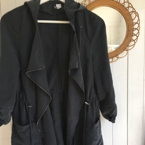 Kofta med huva - Tunn kofta med huva som passar både till fest o vardags