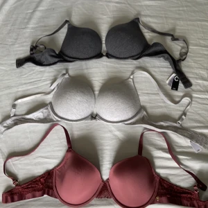 BH-ar - Säljer tre stycken oanvända bh-ar. Dem två gråa har storleken 80 C och har lite push-up. Den röda har storleken 75 C. Säljer för 100kr styck, köparen står för frakt 🌼 skriv och fråga för fler bilder eller frågor ☺️