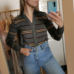 Randig kofta  - Fin kofta, bra kvalitet. Lite noppig men märks inte.  Ej frakt, möts upp vid Stureplan eller Slussen 😊🌸