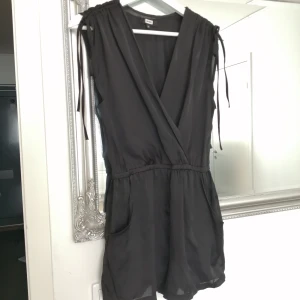 Byxdress/jumpsuit satin  - Jumpsuit i satin, storlek M men passar även S.