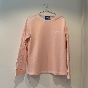 Adidaströja - Snygg tröja från adidas, knappt använd! En liten maska som gått upp på ena armen, se bild, därav lägre pris! Köpare står för frakt 💓🌸