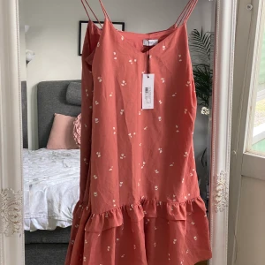  Sommarkläning - Jätte söt kläning till sommarn, köpt för 500kr, men säljer 100kr🌸🌸