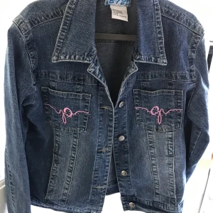 Vintage jeansjacka med rosa detaljer  - En fin jeansjacka som inte kommer till användning, dock väldigt söt så tänkte se om det är någon här som är sugen på den 💕 storlek S, hör av er vid intresse 