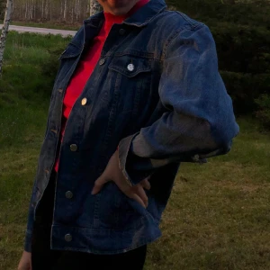 Oversized jeansjacka - Fin och luftig jeansjacka med slitningsdetaljer på armbågarna! Från NELLY och jackan är HELT oanvänd. Hör av er för fler bilder ❤️