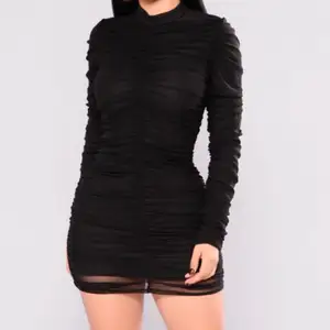Säljer min skitfina Fashion Nova klänning som är helt oanvänd, prislapp finns kvar! Den sitter jättefint på kroppen och ger fina kurvor😍🥰. Vet inte om den säljs längre men då kostade den ca 300kr. Pris kan diskuteras vid snabb affär!✨
