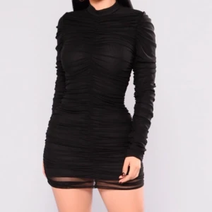 Fashion Nova - Paparazzi Ruched Dress - Säljer min skitfina Fashion Nova klänning som är helt oanvänd, prislapp finns kvar! Den sitter jättefint på kroppen och ger fina kurvor😍🥰. Vet inte om den säljs längre men då kostade den ca 300kr. Pris kan diskuteras vid snabb affär!✨