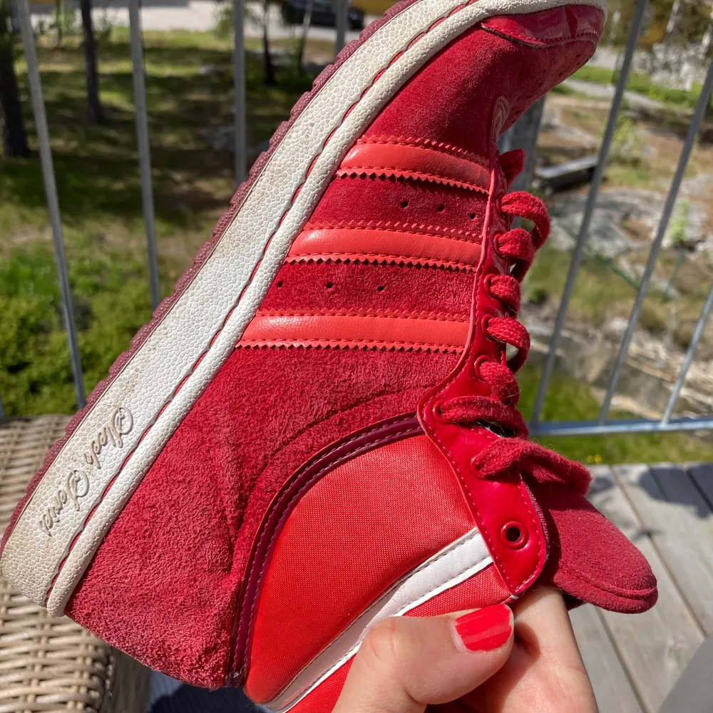 Snygga röda Adidas från Sleek Series i storlek 40 (se bild på etikett i skon). Som nya invändigt och mycket gott skick utvändigt. . Skor.