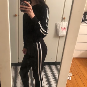 helt ny tracksuit / mysdress - ett set med sweatshirt och leggins/tights i jätteskönt material med ränder på sidorna. Prislapp kvar. Stl 34 men passar även 36! 