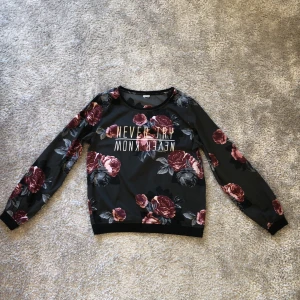 Tunn tröja, Lindex strl 158-164 - Tunn tröja från Lindex för 60kr (+eventuell frakt om inte kan mötas upp i Kungsbacka/Göteborg), svart grå med rosa röda och svart grå rosor. Endast använd 3 gånger. (Lapp avklippt) Storlek 158-164 Resår i botten och längst ut i armarna. 100% polyester. 