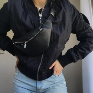 Oversized bomberjacka - Snygg jacka som inte används, sitter dock väldigt snyggt och är sparsamt använd tidigare. Köparen står för frakt, pris kan diskuteras, hör av er för mer info & bilder 🤍