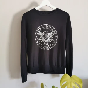 Långärmad tröja - Mysig långärmad tröja från Gina Tricot, några år gammal men i bra skick! Köparen står för frakt. 