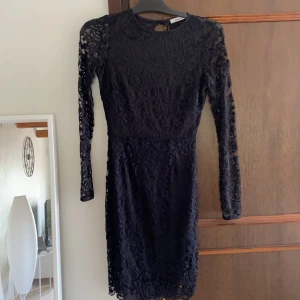 Svart spets klänning från Gina Tricot XS - Svart spets klänning från Gina Tricot. Aldrig använd. Öppen i ryggen. St Xs/34  Finns vid Eslöv/ Helsingborg med omnejd. Kom med bud. 