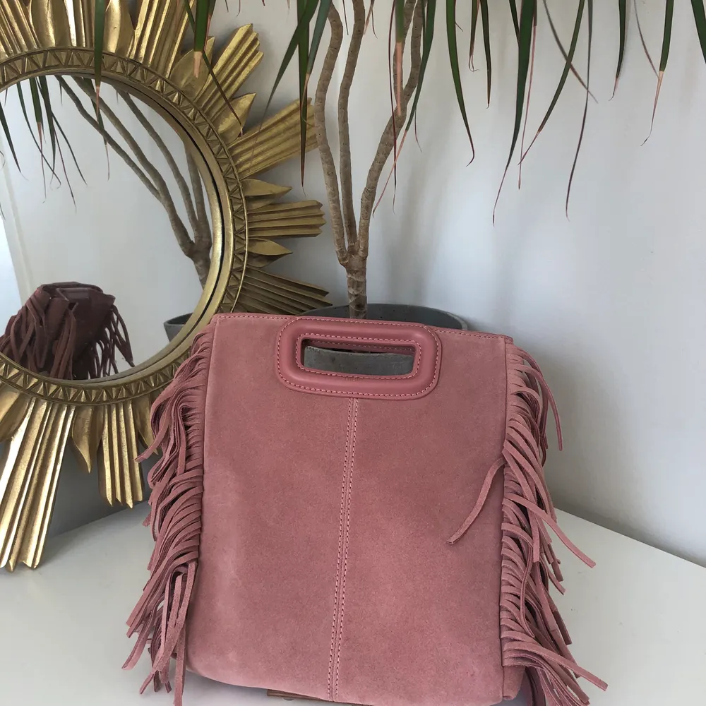 Helt ny Maje väska i rosa mocka, prislappen kvar och axelbandet fortfarande inpackat. Jättefin rosa färg perfekt till sommaren! Är i den vanliga M storleken.. Väskor.