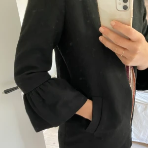 Jacka/kavaj från zara  - Kappa från zara med volangarmar. Använd vid ett fåtal tillfällen. Frakt tillkommer