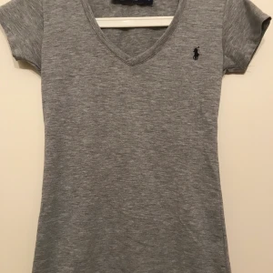 T-shirt Ralph lauren och kenzo helt ny - Säljer två oäkta T-shirt, står storlek s på dom men mer som xs. Säljer båda för 50