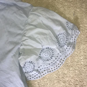 Tshirt storlek S - Mycket fin babyblå färg och ursöta ärmar