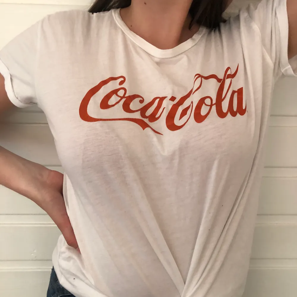 En t-shirt med trycket ”coca cola” från Mango ❤️ Frakt tillkommer🥰. T-shirts.