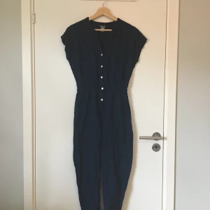 Jumpsuit mörkblå - Mörkblå jumpsuit i bomull och lin från Lindex. Stl XS, men stor i storlek. Bra skick. Frakt betalas av köparen. 