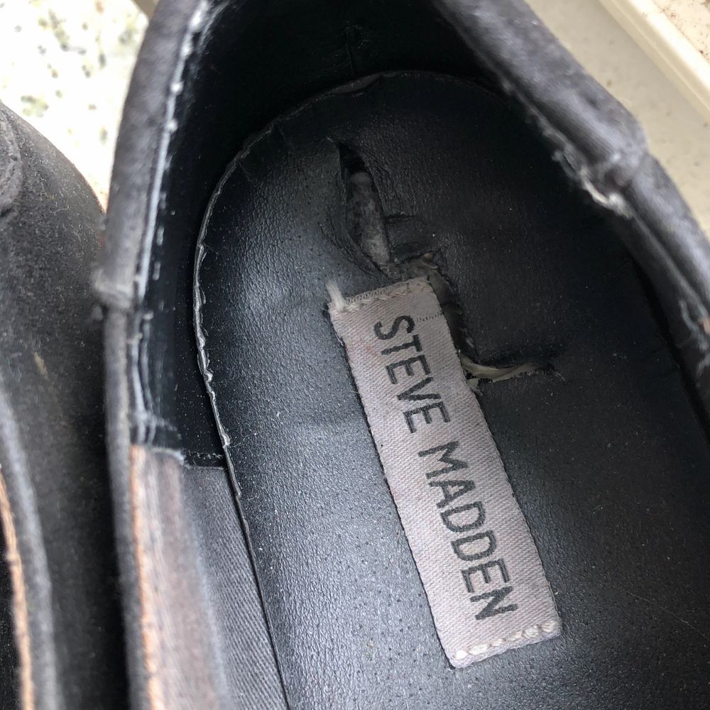 Ett par svarta Steve madden skor som köptes förra året, lagom använda dock inte så slitna. Säljer pga att det inte är min stil längre! Storlek 38 men jag som har 37 kan även ha dem. Ett litet hål i botten av skon (3de bilden) men inget som stört mig något. Skor.