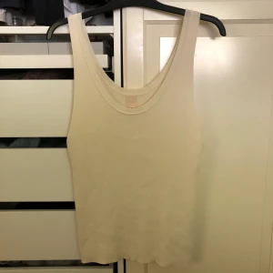 Ribbat linne - Superhärligt ribbat linne i krämvit färg, använd en gång så är som ny⚡️ frakt tillkommer