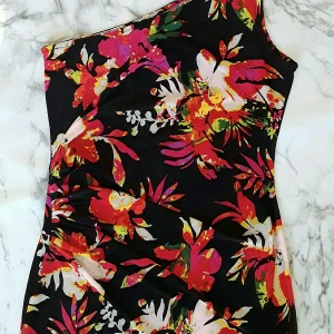 Ny kläning stretch #34 - Ny kläning stretch #34 väldig fin,köpare betalar frakten, avhämtning eller skicka .