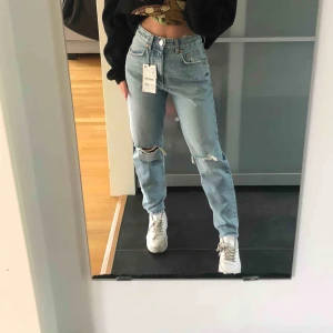  - Jätte snygga jeans med hål som bara är testade alltså helt nya! 🤩 +frakt 