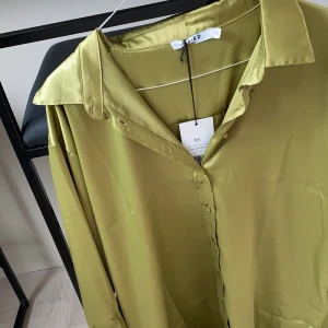 Silkes blus - Frakt tillkommer 63kr från nakd oanvänd.
