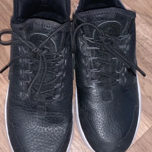 Nike huarache - Nike huarache in black leather. Can be used as running shoes. It fits 37,5 because it sits a little thight. Used twice.