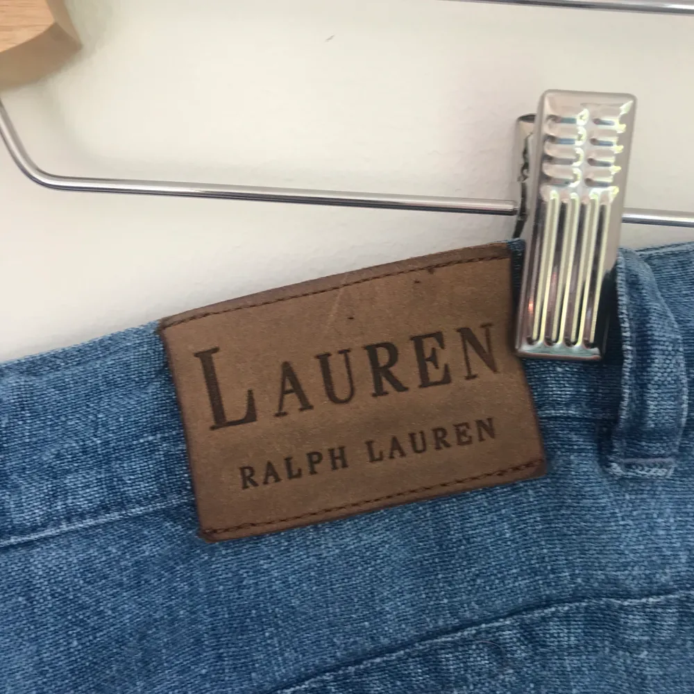 Äkta Ralph Lauren byxor, ser ut som jeans men är 100% linne. Så himla fina och bekväma. Höga i midjan och de i dem sår de att de är en storlek 8 vilket jag skulle säga är som 36 eller en liten 38. Vintage men i superfint skick .Frakten ingår i priset🥰. Jeans & Byxor.